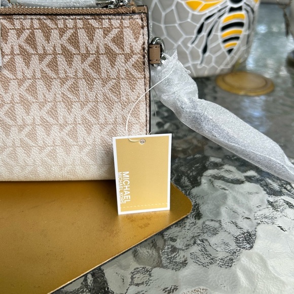 NWT-Michael Kors Cream and Tan Wristlet Jet set Travel - Picture 6 of 9